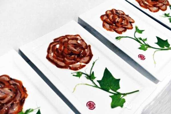 从烤鸭上场,片鸭,摆盘,展示,整个过程在4分钟内全部完成.